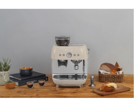 Кофемашина-эспрессо Smeg EGF03CREU