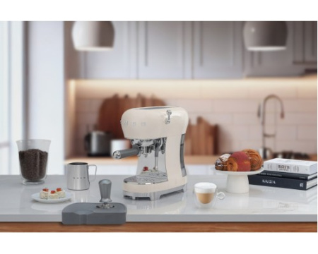 Кофемашина-эспрессо Smeg ECF02CREU